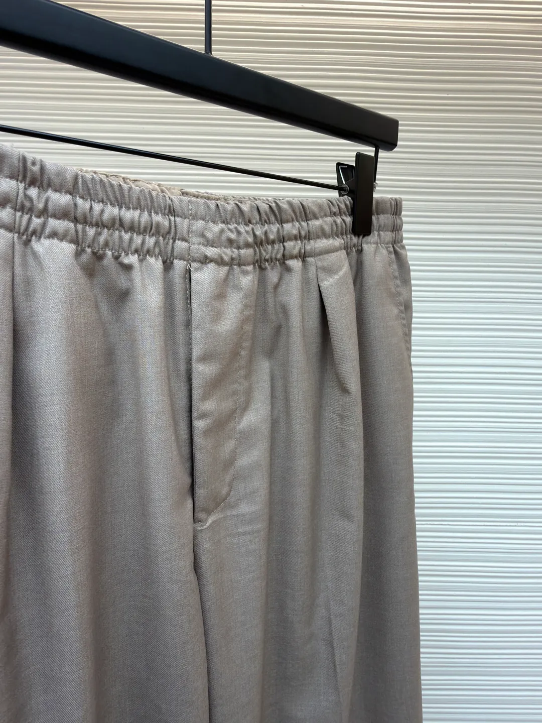 LOUIS VUITTON khaki wool casual trousers ●Item number: 1680060-A95 ●Fabric: wool fabric ●Technology: Positioned cutting machine ●Version: fitted version ●Weight: about 460 grams ●Size: 44-46-48-50 ●Description: Fabric has always been a particularly important part of our products. It is also the foundation for the rise of tall buildings. The materials we use are quite solid. Nearly 100% sheep wool is blended with polyester and polyester to ensure the drape of the trousers. The comparison of the sample in Figure 2 is only slightly red. The specifications are exclusively custom-woven and there is no difference. The pockets and trims are cut according to the Italian old-money style craftsmanship standards. The back pockets are embellished with embossed logos. The focus is to restore the pleats and iron marks on the front, giving it a full texture. The overall wiring is straight and delicate, the fabric is comfortable and soft, and the color is consistent without color difference. It can be matched with the same style to create a fashionable look and control various occasions. Customized accessories, complete with three standards, same style for men and women!